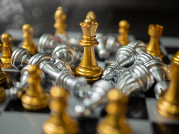 Ajedrez. ideas de estrategia Planificación y decisión concepto de negocio. oro reina ajedrez rodeado por una serie de piezas de ajedrez de plata caído, concepto de estrategia de negocio - Foto, imagen