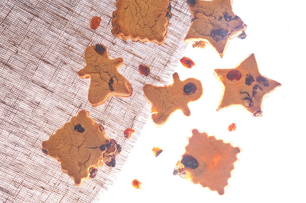 Cookies σε διαφορετικά σχήματα, χωρίς γλουτένη, υγιεινό επιδόρπιο απομονωμένο φόντο - Φωτογραφία, εικόνα