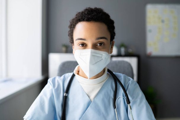 Αφρικανή νοσοκόμα ή γιατρός με μάσκα προσώπου FFP2 - Φωτογραφία, εικόνα