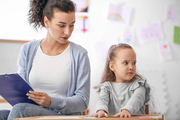 Psychologin arbeitet mit kleinem Mädchen zu Hause - Foto, Bild