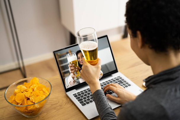 Virtual Beer Drink Online Party Using Laptop - Φωτογραφία, εικόνα