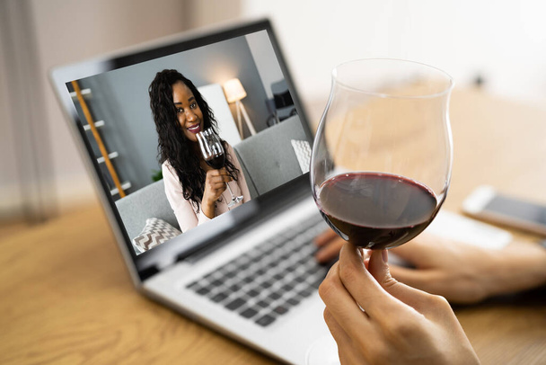 Online Virtual Wine Tasting Video Call With Friends - Foto, imagen