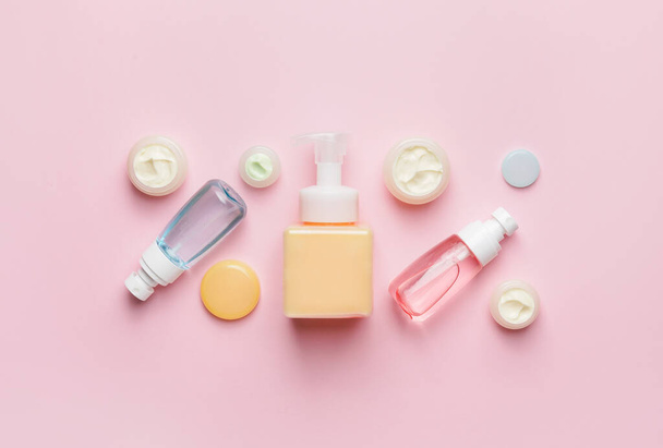 Set de botellas con productos cosméticos sobre fondo de color - Foto, imagen