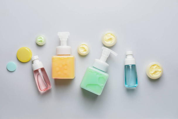 Composição com garrafas de produtos cosméticos sobre fundo claro - Foto, Imagem