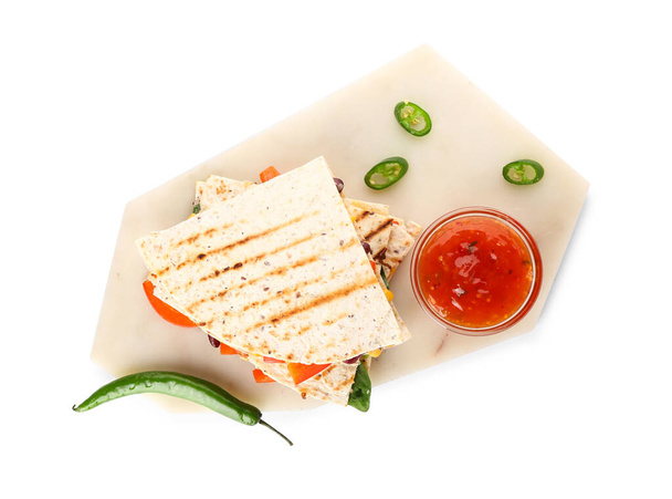 Tafel mit leckeren vegetarischen Quesadillas und Soße auf weißem Hintergrund - Foto, Bild