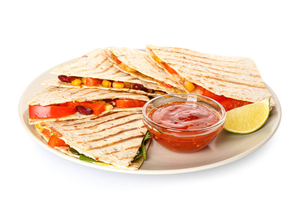 Teller mit leckeren vegetarischen Quesadillas und Soße auf weißem Hintergrund - Foto, Bild