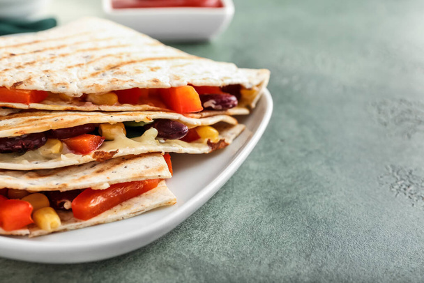 Levy maukkaita kasvissyöjä quesadillas väri tausta, lähikuva - Valokuva, kuva