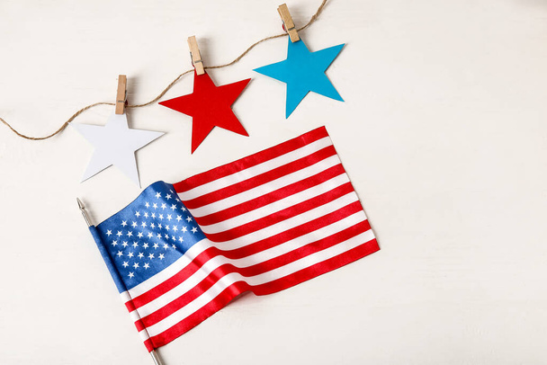 USA vlag op witte houten achtergrond - Foto, afbeelding