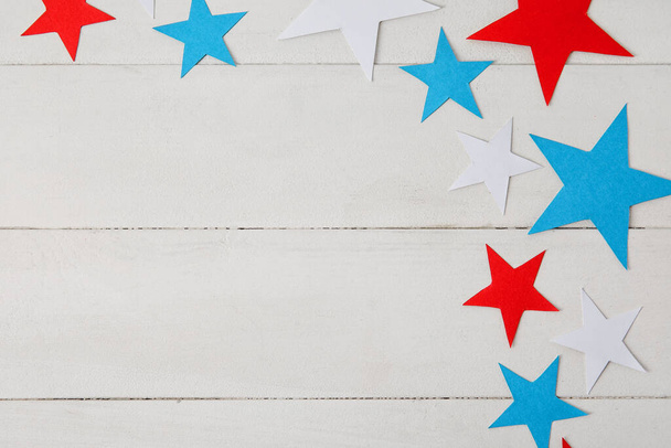 Papierowe gwiazdy w kolorach flagi USA na białym drewnianym tle - Zdjęcie, obraz