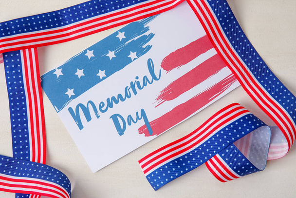 Tervehdys kortti Memorial Day ja nauha väreissä Yhdysvaltain lipun valkoinen puinen tausta - Valokuva, kuva