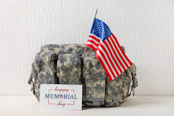 記念の日のグリーティングカードと軍用バッグとアメリカ国旗白を背景に - 写真・画像