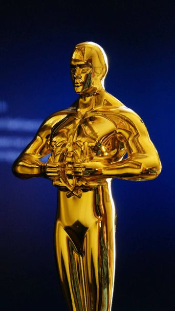 Hollywood Altın Oscar Akademisi ödül heykeli. Başarı ve zafer kavramı - Fotoğraf, Görsel