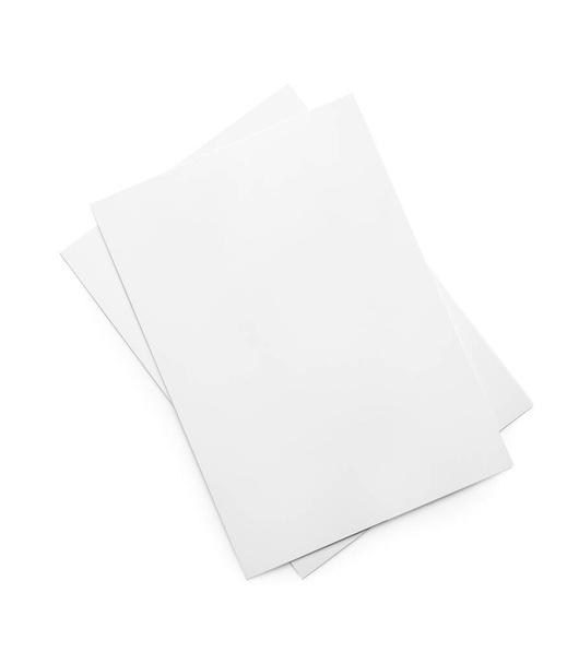 Feuilles de papier vierges sur fond clair - Photo, image