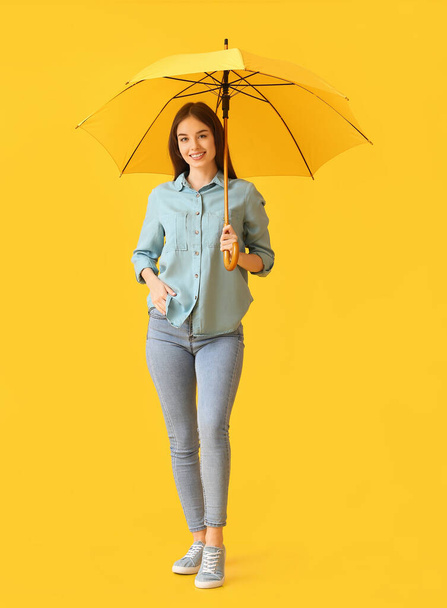 Renkli şemsiyeli şık bir genç kadın. - Fotoğraf, Görsel
