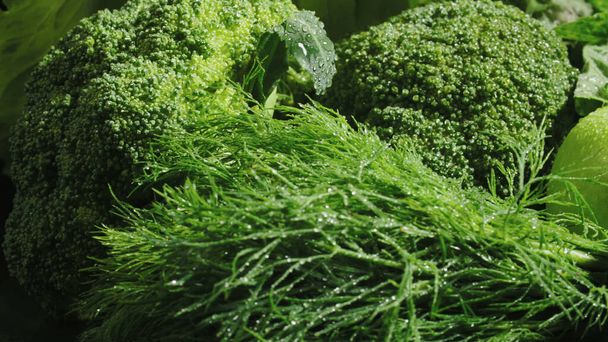 Közelkép a zöld vegyes zöldségkészletről - Fotó, kép