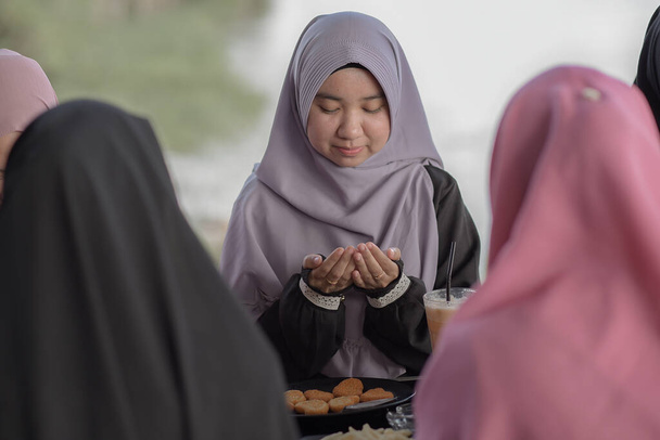 Muçulmano asiático amigos orar juntos quando quebrar rápido no café - Foto, Imagem