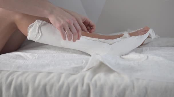 Primer plano de la pierna de las mujeres en un yeso en la rodilla - Metraje, vídeo