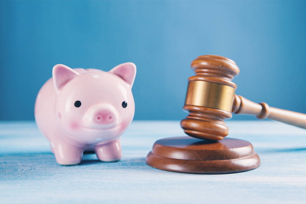 court gavel with a piggy bank on the table - Foto, afbeelding