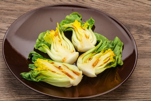 Cucina vegana - Insalata grigliata di bok choy - Foto, immagini