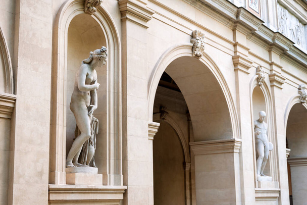 Escultura en el Museo de Bellas Artes de Lyon, Francia. Estatuas en el parque del Palais Saint-Pierre. - Foto, Imagen