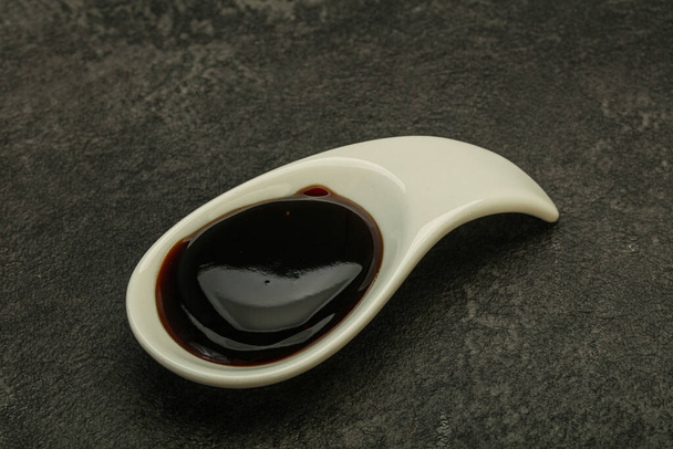 Азійська кухня - традиційний устричний соус у чаші. - Фото, зображення