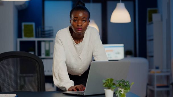 African business woman standing near desk looking at camera - Photo, Image