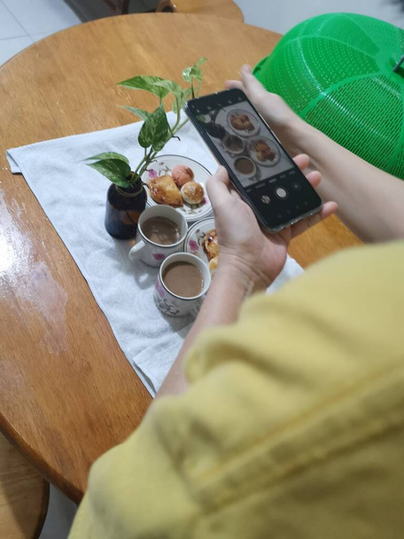 Dame macht ihr Frühstücksfoto mit ihrem Handy. - Foto, Bild