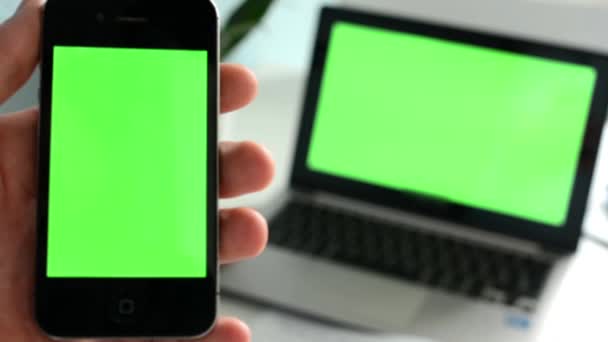 smartphone με το σημειωματάριο (πράσσινη οθόνη) - ακόνισμα από το κινητό στο σημειωματάριο - Πλάνα, βίντεο