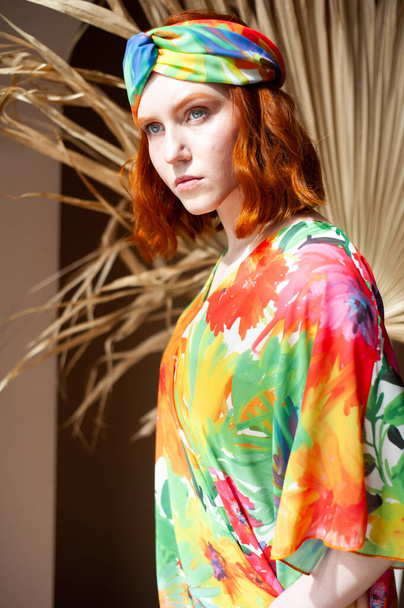 красивая молодая женщина с красочными волосами и яркими красками - Фото, изображение
