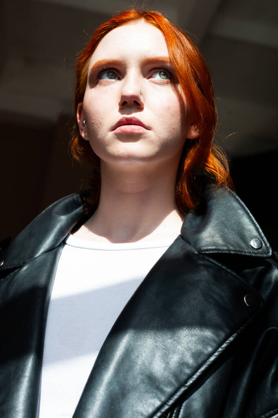 Mujer joven chaqueta de cuero retrato oscuro negro - Foto, imagen
