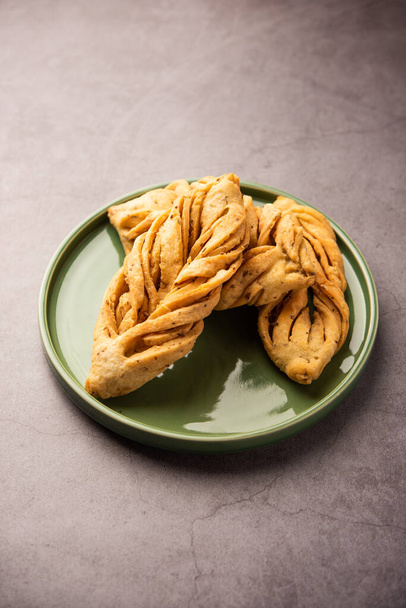 Blattform oder Laccha Mathri oder Mathiya ist ein Rajasthani Tea Time Snack. Es ist ein gebratener Flockenkeks aus der nordwestlichen Region Indiens - Foto, Bild