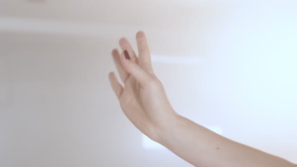 Hand van een meisje dat danst in het frame. Fragiele vrouwelijke hand. Rode nagels. - Video
