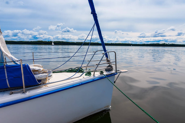 Sailing on a lake. view on a sailboat detail, sailboat bow. Summer vacations, cruise, recreation, sport, regatta, leisure activity, service, tourism - Valokuva, kuva