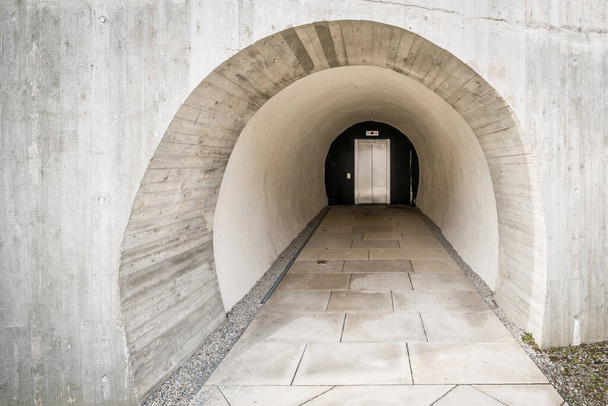 Деталь бетону, вирізаного в скелі, під "єднаний до сучасного ліфта, подібного до бункера в горах з товстими стінами (Німеччина). - Фото, зображення