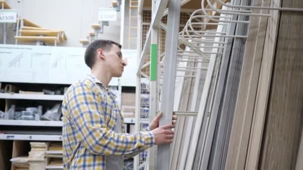 Férfi egy építőanyag boltban - Felvétel, videó