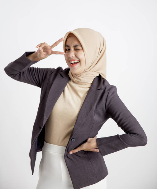 woman entrepreneur wearing hijab smile pose, office work concept - Foto, Imagem