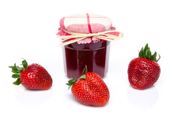 Tarro de mermelada de fresa con fresas frescas
 - Foto, imagen