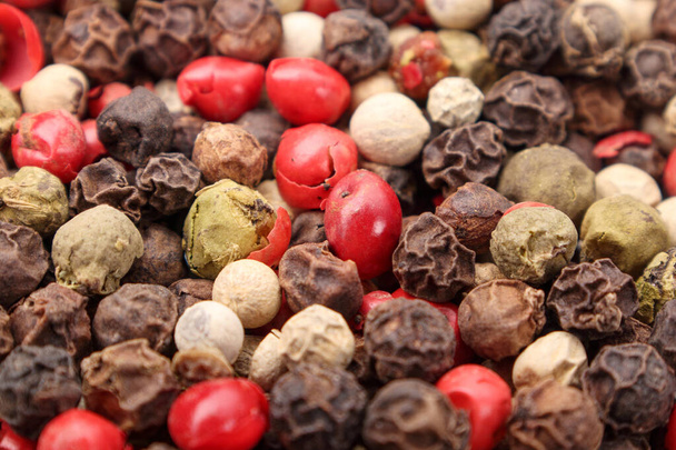 Pile of various peppercorns isolated on white background, close up. Mix of black, white, green and red dried peppercorns, close up. - Valokuva, kuva