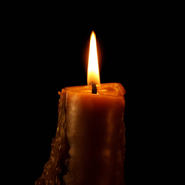 Polttava vaha kynttilä mustalla taustalla, toivon tai surun symboli. - Valokuva, kuva