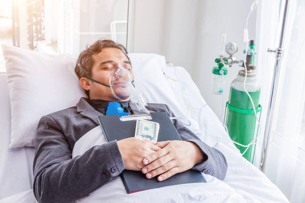 Sairas mies. Liikemies työskentelee sairaalassa Bed suolaliuoksella potilaiden käsi, työ kovaa ja työnarkomaani käsite - Valokuva, kuva