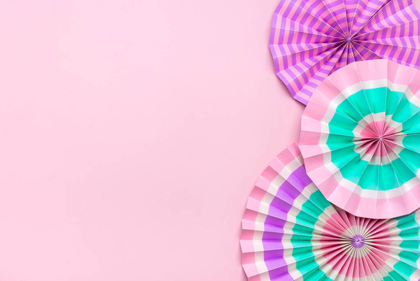 Eventail traditionnel japonais en papier de festival avec rayures roses, turquoise, blanches Fête d'anniversaire, concept de fête Fond abstrait Décor mural Bannière. - Photo, image