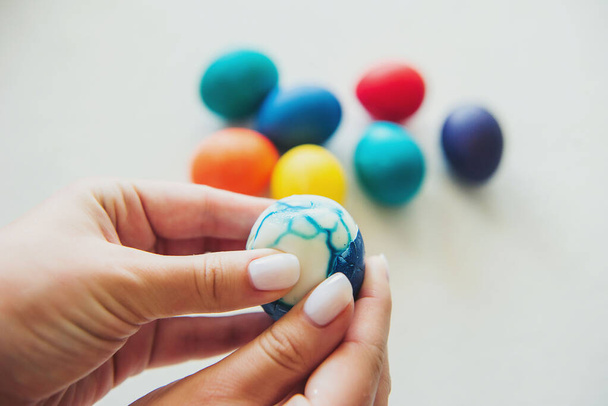 eggs. Easter. Easter eggs. colored eggs. Eggs on a white background. Eggshell. The girl cleans an egg. Girl's hands - Zdjęcie, obraz