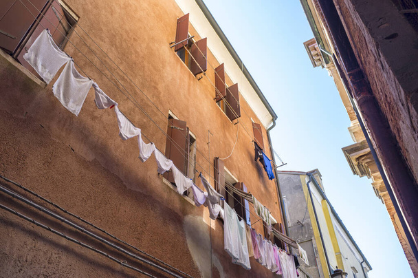 Висушені пральні, що висять на вулиці старого міста Італії. - Фото, зображення