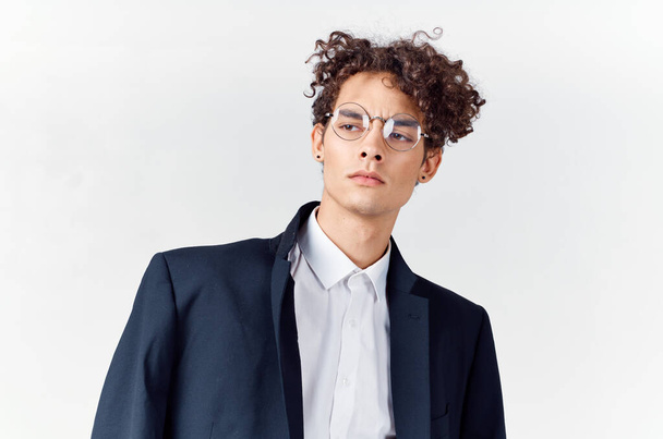 επιχειρηματίας σε μαύρο σακάκι γυαλιά μόδας σύγχρονο στυλ εκτελεστικό - Φωτογραφία, εικόνα