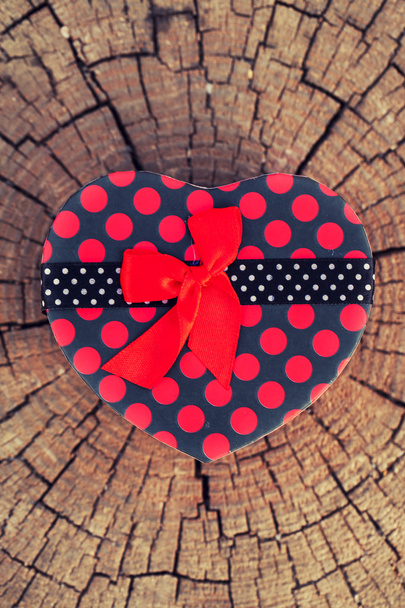 Caja de regalo en forma de corazón en el árbol
 - Foto, imagen