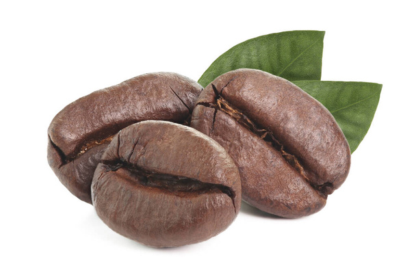 Kávová zrna s listy izolované na bílém pozadí - Fotografie, Obrázek