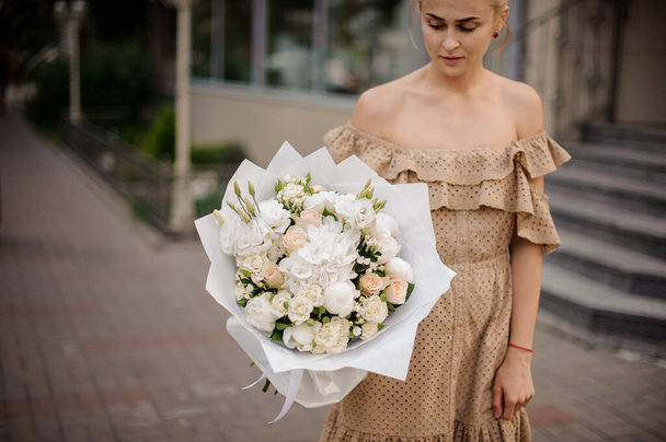 Wspaniały luksusowy bukiet różnych białych kwiatów w ręku kobiety - Zdjęcie, obraz