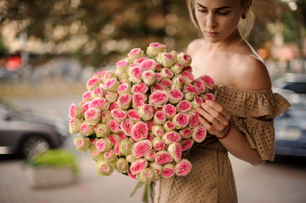 beautiful woman with great bouquet of roses in her hands - Foto, immagini