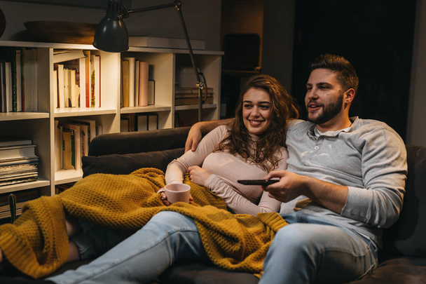 couple watching television together at home - Φωτογραφία, εικόνα
