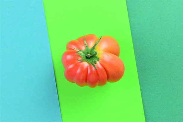Tomato on a colorful, eye-catching base. - Foto, afbeelding